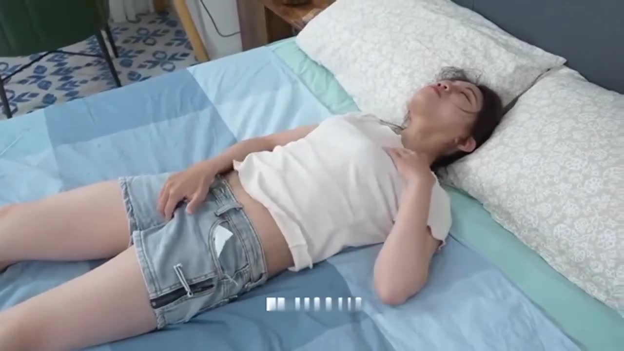 黑丝长腿足交无码国产 现役女大学生小梦迎来刺激的3P初体验，人生首次连续迎来高潮巅峰！她那修长美腿包裹黑丝，诱人足交玩法让人欲罢不能，尽享无码激情缠绵。点击下载同款APP 绝美母狗等你调教