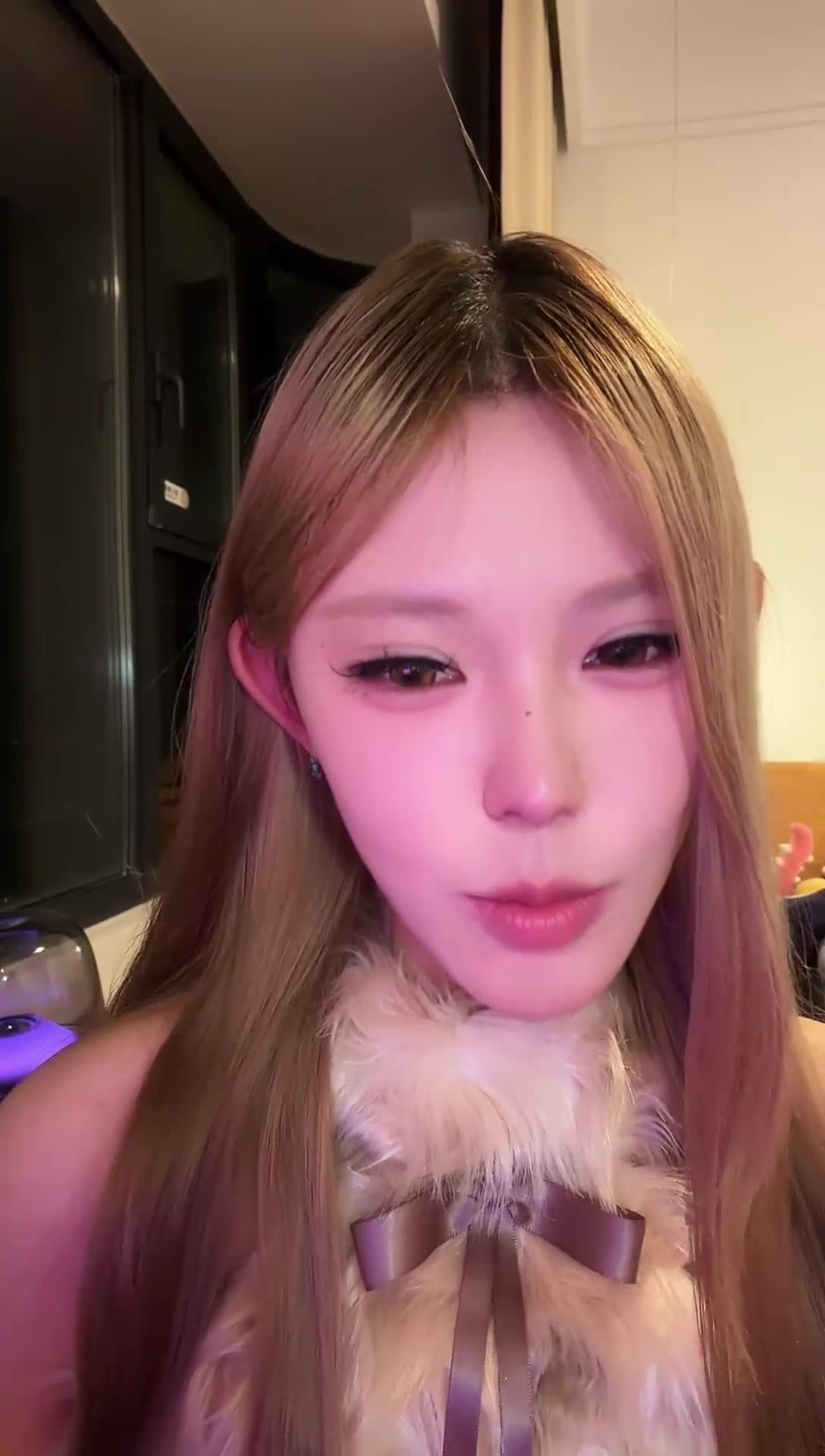 阿黑颜直播 抖音网红枭娍 吐舌头诱惑 骚气十足  这位抖音网红枭娍的直播合集超级撩人，她最爱调皮吐舌头，瞬间释放阿黑颜魅力，让人欲罢不能。这位魅力四射的美女，展现出无限的诱惑力，绝对是你的最爱！点击下载同款APP 极品美眉等你调教观看更多完整版加入会员群