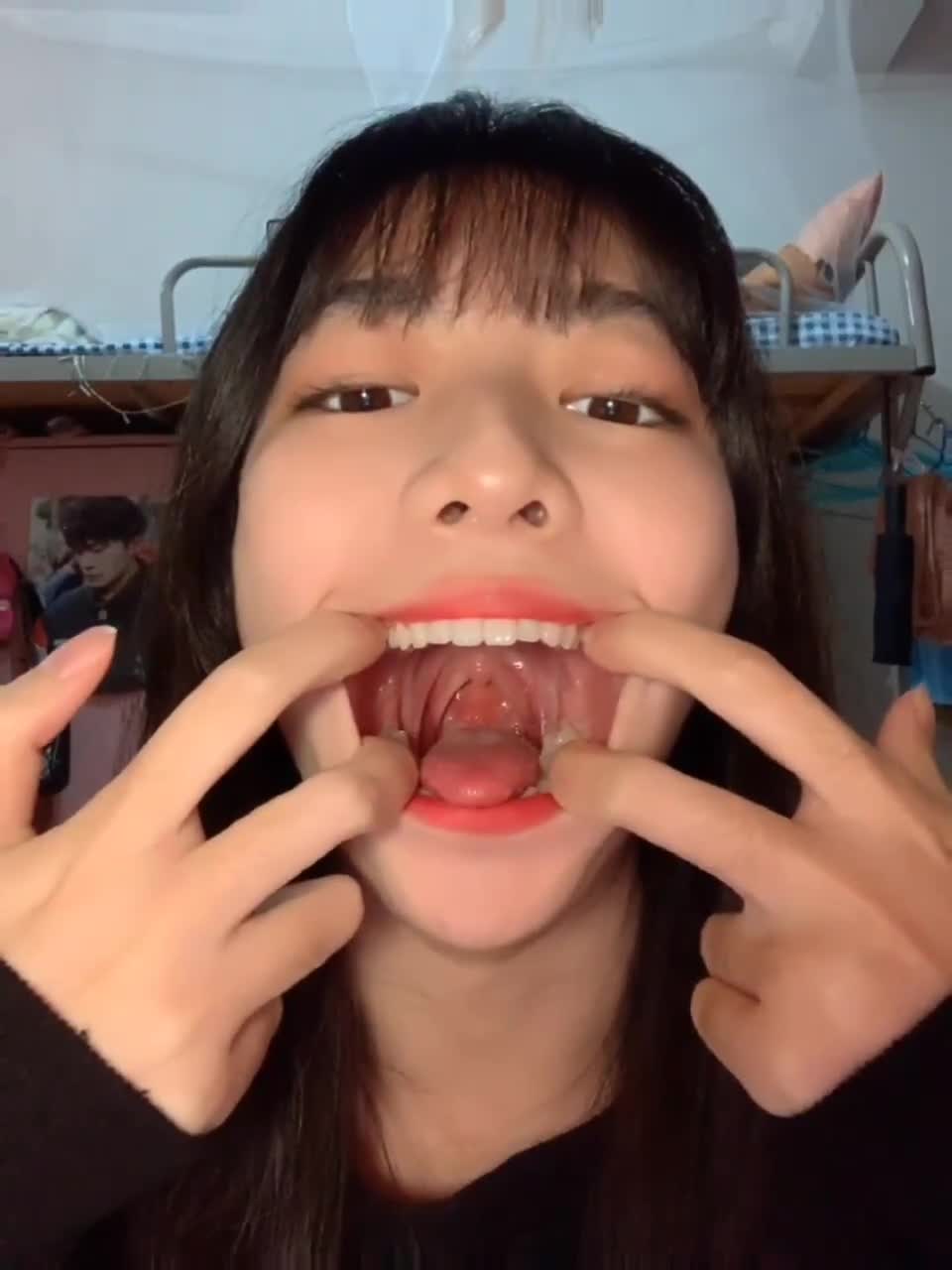 女大学生深喉技巧 喉咙诱惑  想象一位迷人的女大学生，嘴唇微启，眼神充满挑逗，她缓缓靠近，带来一场湿润而热烈的口腔冒险，让你的感官瞬间苏醒，享受那份难以抗拒的亲密接触。点击下载同款APP 极品美眉等你调教观看更多完整版加入会员群