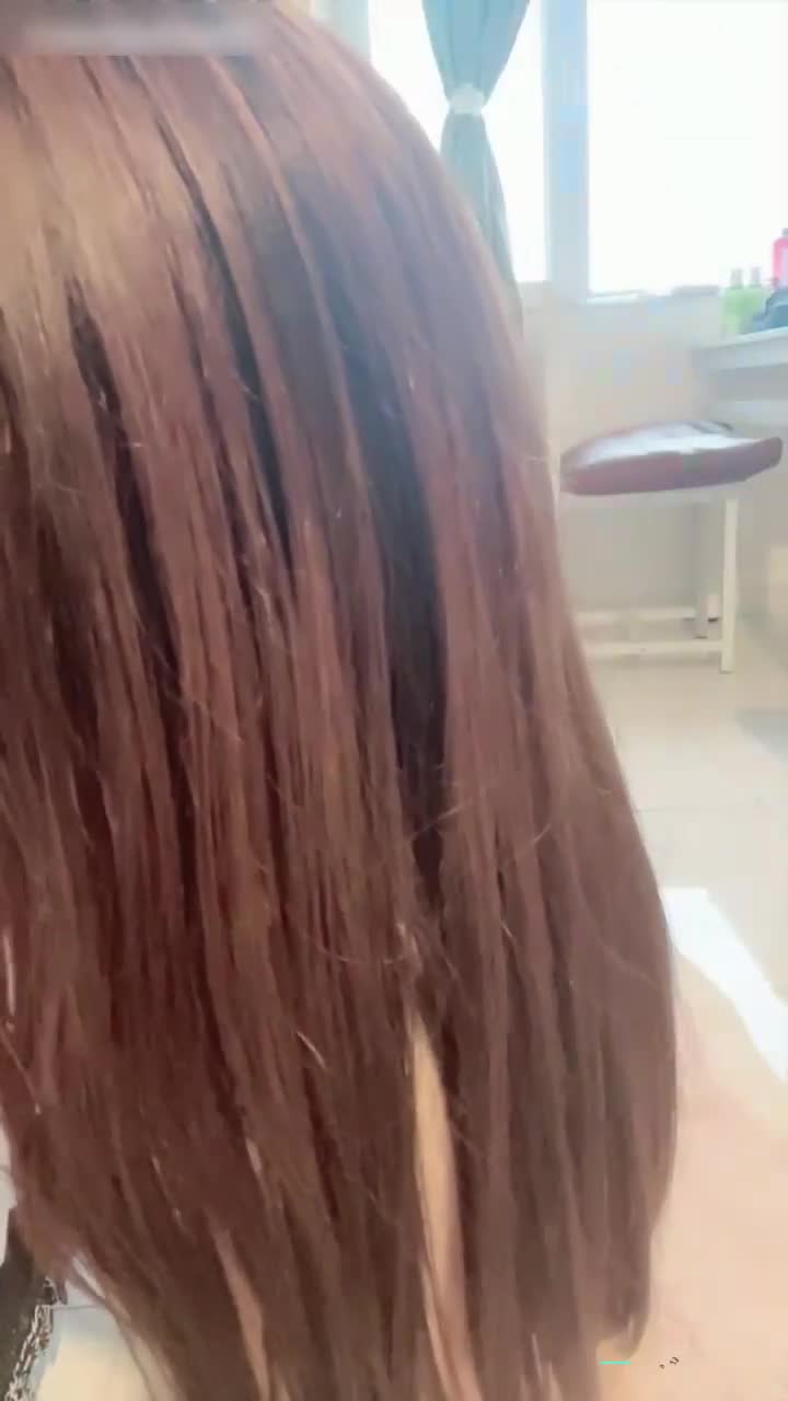 巨乳骚货直播狂甩多彩自慰  这位丰满少妇在家开启火辣直播，她那对傲人巨乳肆意摇曳，诱人曲线尽显无遗。她的私密处饱满诱惑，动作大胆撩人，让人欲罢不能，尽情释放内心的渴望。点击下载同款APP 绝美母狗等你调教