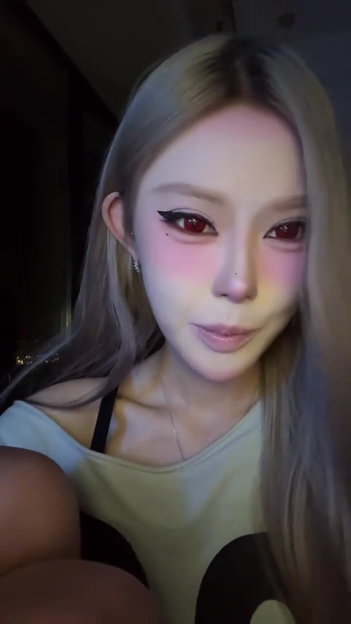 阿黑颜直播 抖音网红枭娍 吐舌头诱惑 骚气十足  这位抖音网红枭娍的直播合集超级撩人，她最爱调皮吐舌头，瞬间释放阿黑颜魅力，让人欲罢不能。这位魅力四射的美女，展现出无限的诱惑力，绝对是你的最爱！点击下载同款APP 极品美眉等你调教观看更多完整版加入会员群