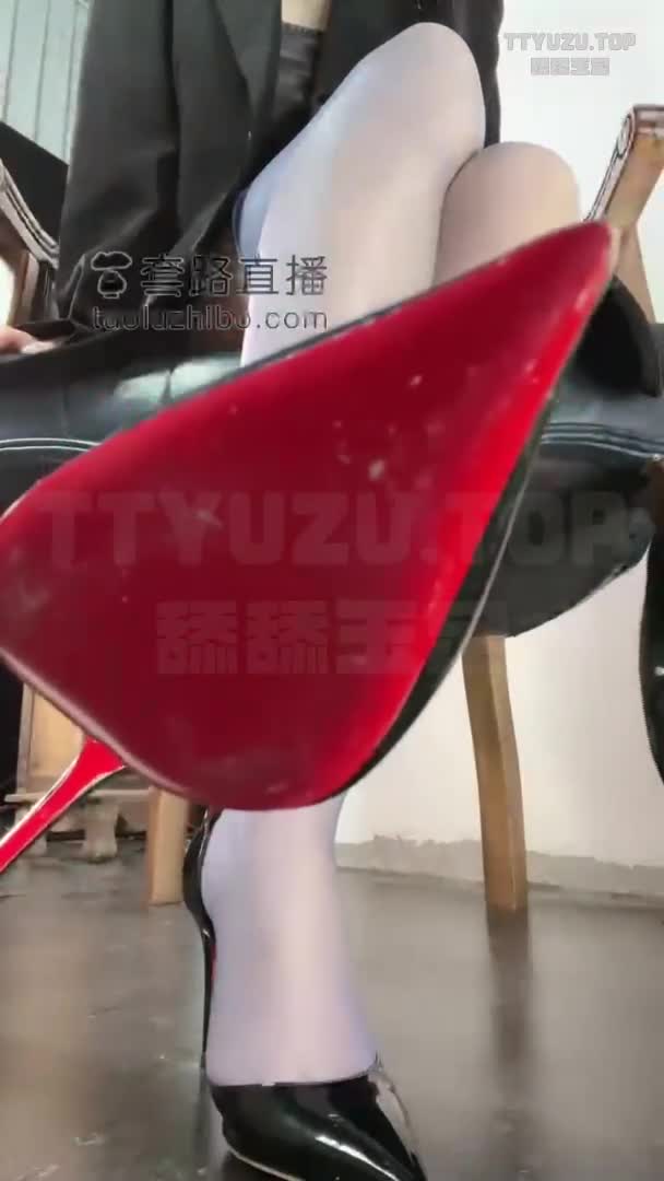 女王绘子SAMA足控寸止全解锁合集 高傲女王绘子SAMA俯瞰卑微男M，用中指指挥全程羞辱！红绿灯指令下，黑丝、肉丝、白丝、裸足和高跟鞋轮番诱惑，第一视角紧盯诱人脚底玉足，脚趾撩拨、脚心摩挲、舔舐至舌尖酥麻却被寸止悬在高潮边缘，男M跪地哀求仍需强忍，女王阿黑颜迷离吐舌+高跟鞋叩击地板声效福利爆棚，脱鞋挑逗直击敏感灵魂，真实足奴日常调教，水声与娇喘交融，让你腿软脑空白彻底臣服！点击下载同款APP 绝美母狗等你调教