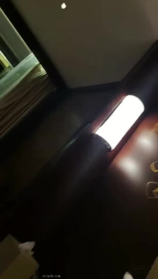 #主播 #美杜莎姐姐 #小奶猫  性感美女在直播间尽情释放魅力，玩具刺激私密处特写镜头，沐浴间激情互动场面火热诱人，充满无限惊喜与激情。点击下载同款APP 绝美母狗等你调教