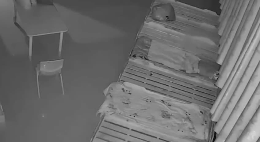 监控记录广东真实强奸 屌丝男到x儿园x师女友复合不成功 一怒之下在x儿园里直接强 2