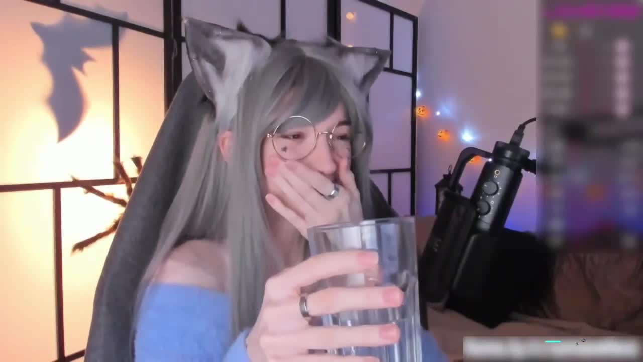 巨乳美女直播颜值身材诱惑  直播间里，这位极品颜值美女身材火辣，巨乳晃动间，谁能坚持10分钟不心动？她妖娆扭动，眼神勾魂，让人欲罢不能，尽显成熟魅力。点击下载同款APP 绝美母狗等你调教