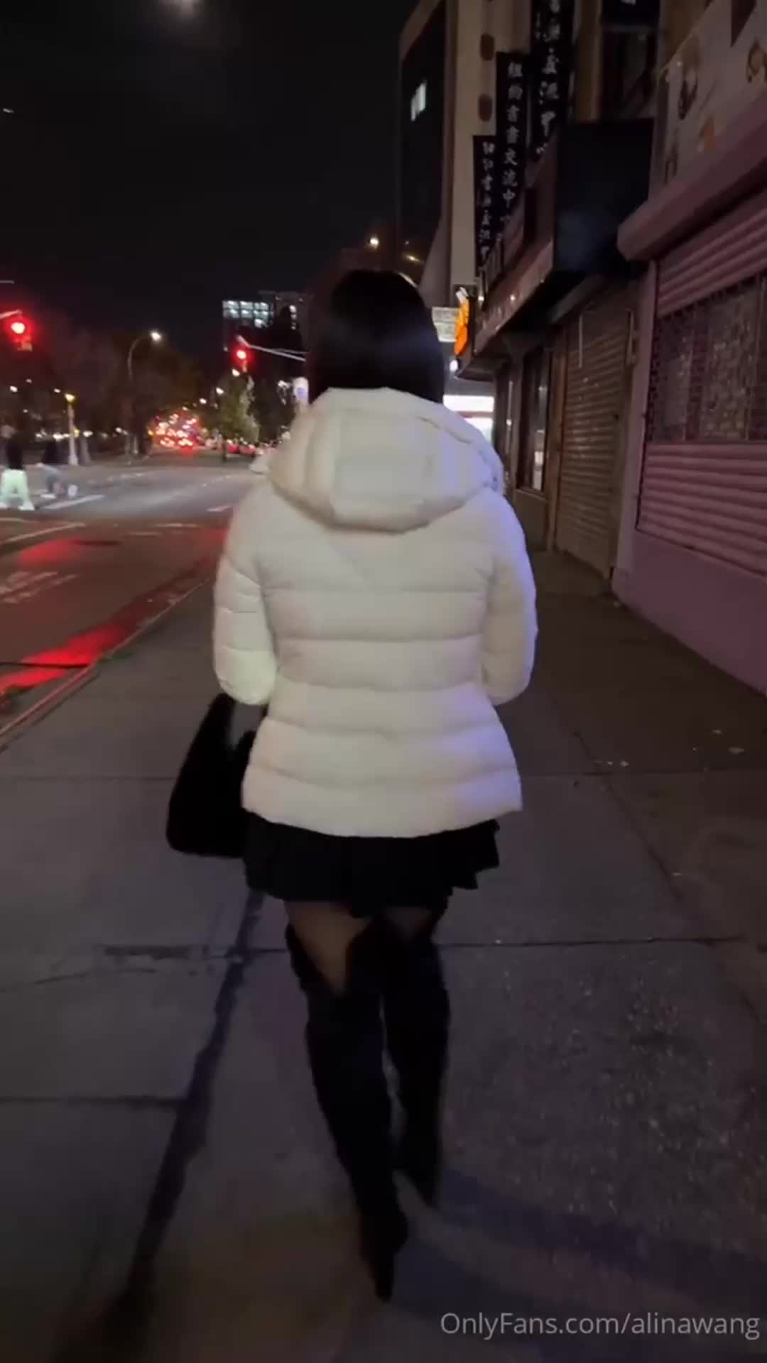 2048.vip-精品推荐 【推特】华裔熟成系伪娘『Alina Wang』-KTV包房诱惑老外去开房骑乘爽操