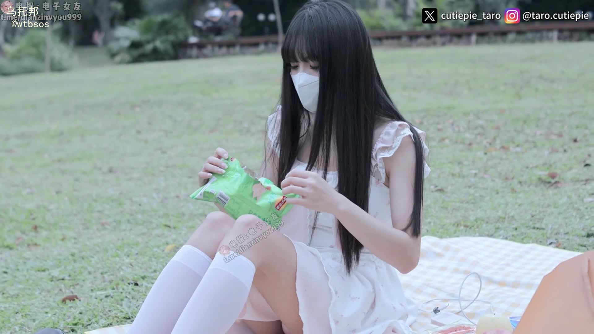 小巧芋艿taro  情侣脱衣「极限真心话」，血气方刚的电影激情夜，情侣野餐Vlog可爱妹妹反差发烧，镜头前持续发烧勾引哥哥，一度被当做飞机杯一样爆操，小小的身材感觉逼都紧的一批#小巧芋艿taro #cutiepie_taro #黑丝 #高颜值 #肉便器