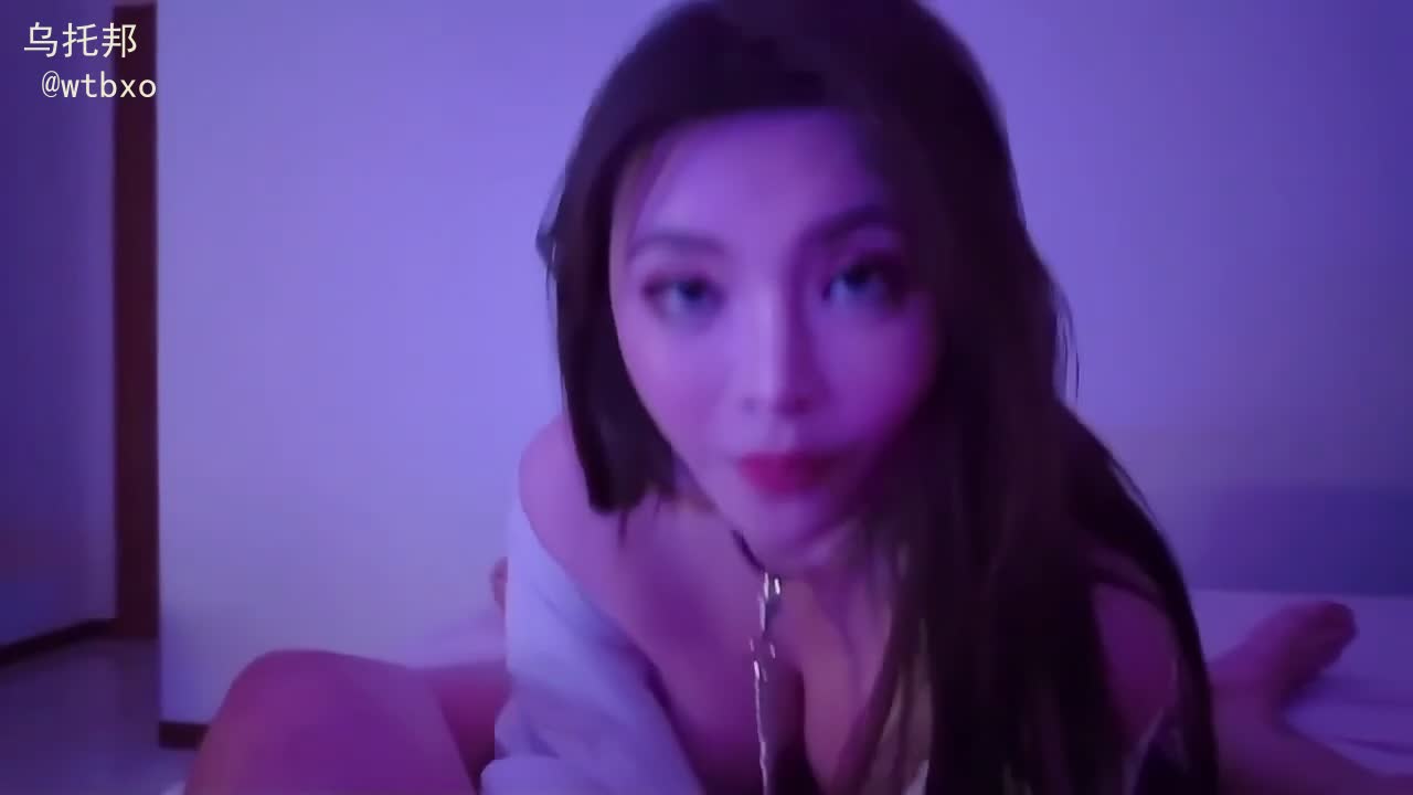 kitty（kitty2002102 ）小母狗叫一叫就受不了了 忠诚的小狗勾淫荡母狗被拴着脖子调教，却主动侍奉爸爸鸡巴，魅惑的眼神真心让人很难不爱，这奶子更是没话说#kitty #kitty2002102 #肉便器 #性奴 #淫荡