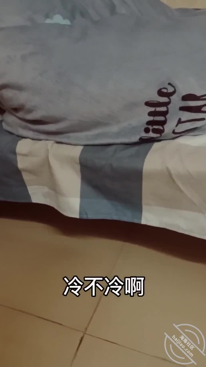 海角社区 #南方母子脱掉了妈妈的内裤，用手抚摸了一下阴部，然后就慢慢的用手指插进去了，听了兄弟们的建议前戏、前戏、前戏重要说三篇，没想到插了几下，妈妈就流了好多水，本来想拉进让兄弟们看看的，但是姿势不对所以看不到，然后妈妈忍不住也开始摸索我的下身，应该摸到我硬邦邦的鸡巴，竟然还粗暴的把我鸡巴掏出来了，当时有对话，我特么的没反应过来，我是后面看视频了才想到，妈妈当时说了一句（要不要舔一下），我以为是要我舔奶子，后面看视频，我是认为老妈当时是说要帮我舔鸡巴的，麻蛋……