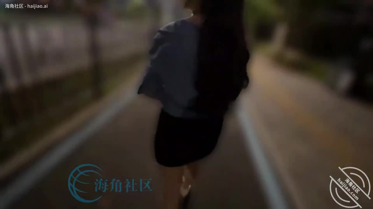 海角社区 #海角_174065454301下车逛街前舅妈果断的就脱掉了内裤。小逼逼裸露在裙底，我们去了附近的饮料的买咖啡，做扶梯的时候我想着要拍照所以就走在舅妈后面，被一个小姐姐给插队了，跑到了舅妈前面去。舅妈好尴尬，死死的抓住自己裙子两边往下拉，但是扶梯一个台阶一个台阶的往上升，在下面的角度对了还是会被看到，我不确定那个小姐姐有没有看到，就是我们到楼上后，那个小姐姐回头看了舅妈好几眼。管他呢，反正也是女的，看到还能咋地。我把这个事情跟舅妈说了，舅妈抡起小粉拳对我又是一顿锤（淤青），在外面拍照的时候有点心