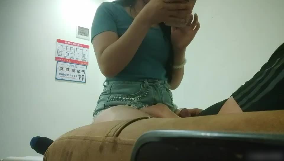 #SPA #按摩 #女技师极品颜值足疗店女技师，身材很棒，按摩途中男顾客加了两百后，急忙拨开牛仔短裤磨蹭插入，爽爆了！