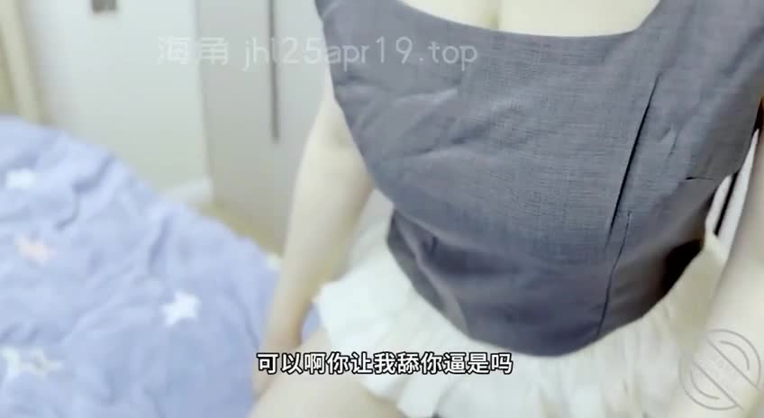 海角社区 #姐姐的奶味姐姐的骚逼有一股淡淡的咸味，我舌头刚刚碰上去，就感觉到有一股咸咸的暖流出来。是淫水流出来了吧。被舔了两分钟姐姐就受不了了，要我的大鸡巴干她，姐姐越想要，我就想多玩一会，手指轻轻摆弄阴蒂，姐姐的骚逼已经湿漉漉的了。姐姐轻哼，想要我的大鸡巴草她，既然是我服务她，奶子都还没有爱抚，怎么就能直接插入呢，我轻轻含着姐姐的乳头，舌尖轻舔，姐姐爽的颤抖起来。