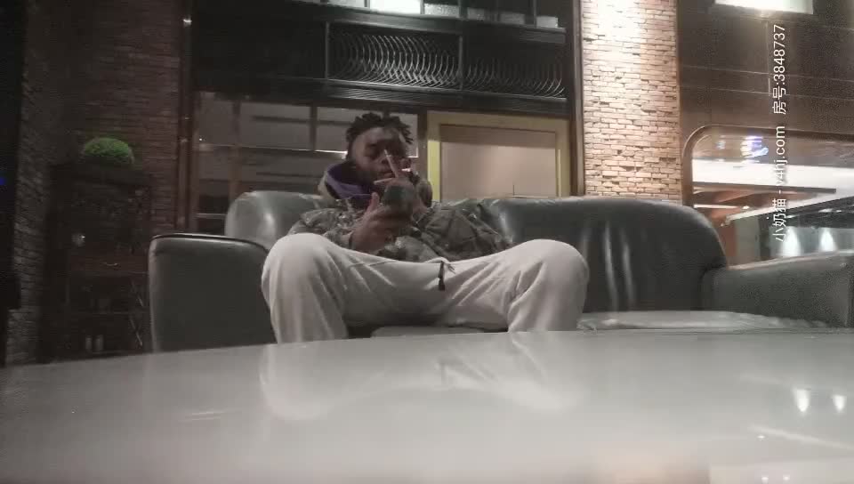 #按摩 #会所老黑保健会所按摩消费，找了几个技师都不愿意接单，好不容易有个少妇接单，被大鸡巴下到了，是真大啊少妇口交快把嘴撑爆了，主动上位不敢往逼里插！