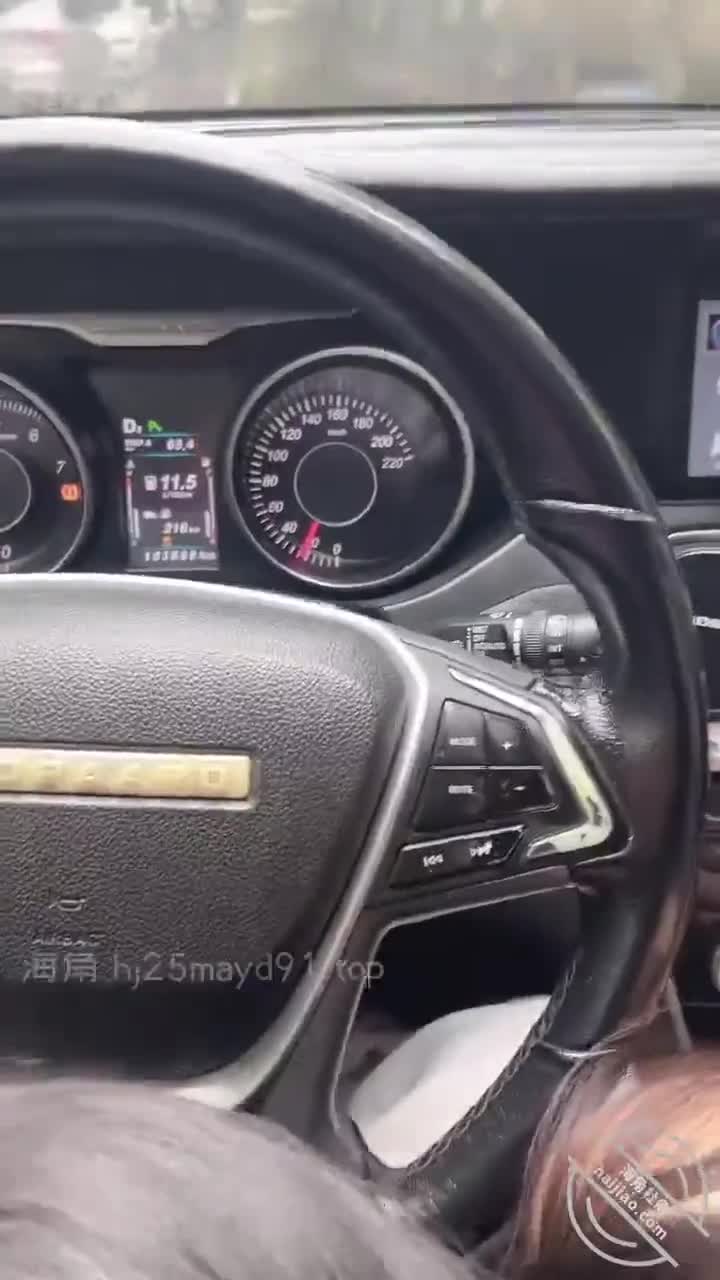 海角社区 #奶子即正义带嫂子户外车震露出,野战爆操,全自动榨汁机爽翻了送她回家的路上,她一直在给我口交,我一边开车一边被她含着,真的好舒服,在她家门口又给我口爆了一次,才回的家,真的好爽,姐夫就在门里面等着她,却不知到他老婆在家门外帮别的男人口爆,哈哈哈,不知道她回家会不会跟他接吻,简直不敢想,嫂子真好玩,以后还想玩，事后她说很喜欢这次性爱,感觉非常刺激,一边又怕,一边又想,她和我说刚开始的时候很害怕,到后面身体被激活了,都顾不上外面的行人和车辆了,哈哈哈,看来嫂子还可以进一步探索,下次找人轮流上她