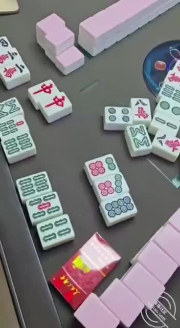 海角社区 #海角_174775521901我脱了裤子想让姐姐给我口交，但是她说没洗，而且喝酒了还一直尿尿，我就让她用水和纸帮我擦一下。她就卫生间取了纸然后帮我擦。擦了好久让姐姐给我口交，听着隔壁他们打麻将的声音，这面享受姐姐的口交，太刺激了，太喜欢这种在人多的场合做爱的感觉了。我忍不住了，就让姐姐趴在了凳子上，面对着门，这样谁进来第一眼就看到了她撅着屁股被我后入样子，那就只能拉他一起下水和我操我姐姐了。想想都刺激啊，受不了，我退下姐姐的丝袜，就把鸡巴操进去她的骚逼了，还和她说你听他们打麻将的声音了没。