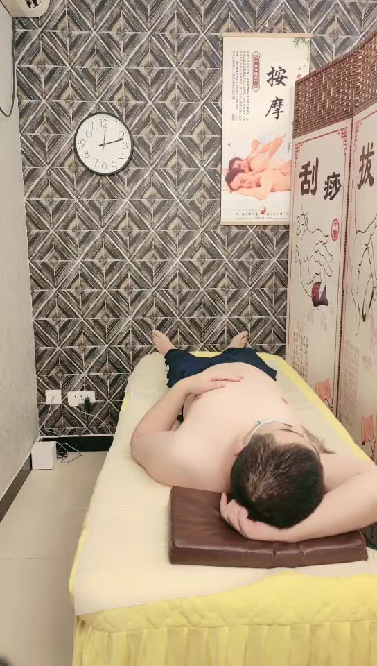 #SPA #按摩 #女技师按摩店风韵犹存老板娘，按摩完后，在小胖哥的推拿拉扯下，最后还是很配合的做特服