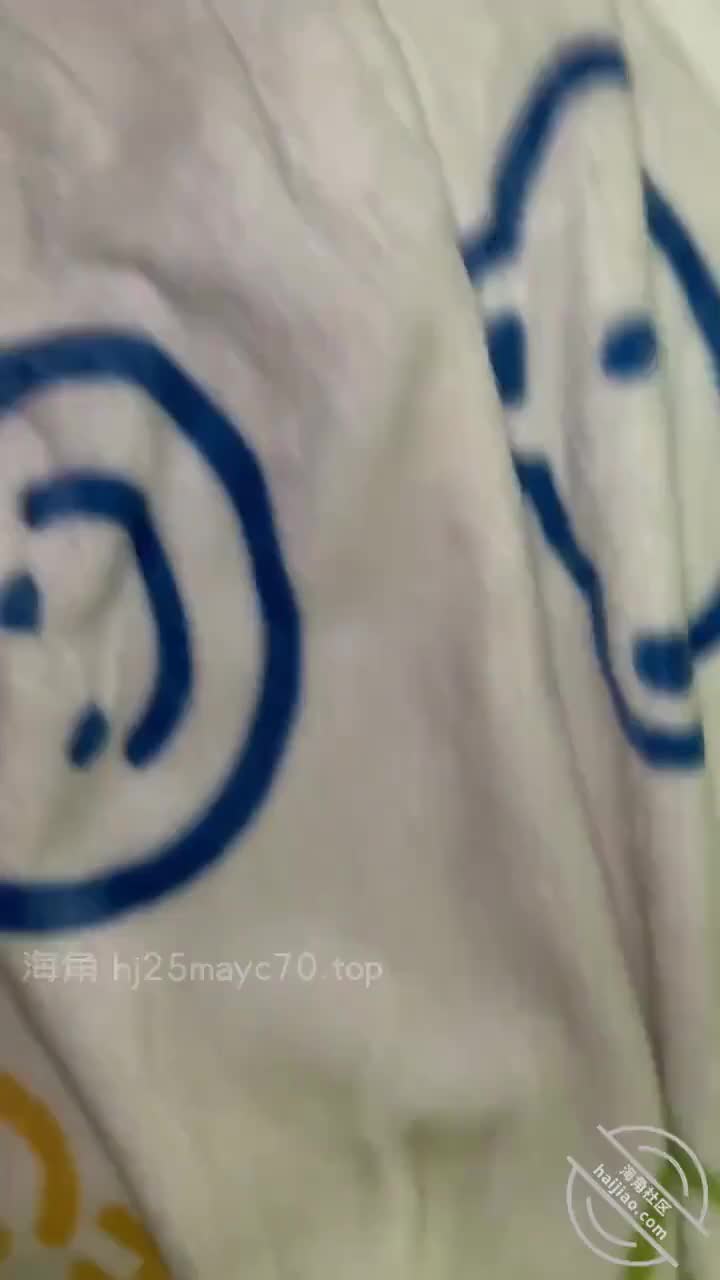 海角社区 #我的巨乳亲表姐不知道是不是我姐夫教的我姐，头上下套弄的绝活第一次展示！我问我姐是不是吃他鸡吧练的，我姐默认了！真的是会玩啊！这一次给我舔的爽的上头！角度我这次非常满意！不管是侧面还是正面！我都感觉有种大师级别了！哈哈！看着我姐的舌头在龟头上疯狂打转，我当时差点没忍住喷出来！不过我还是会忍的，要是三五分钟就射了，兄弟们还没完事呢！我姐最近有点骚的离谱，现在出门都开始穿低胸装了！