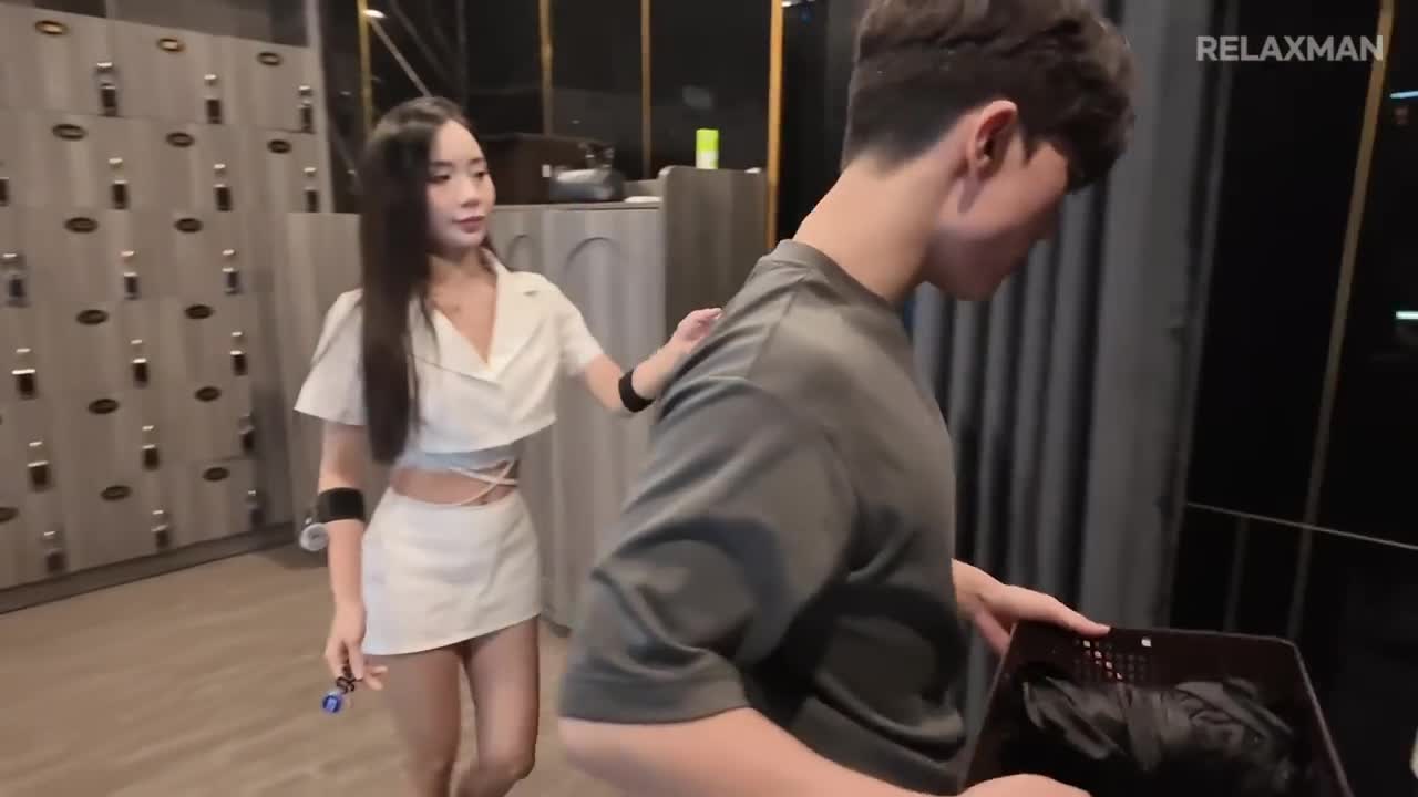 #按摩 #采耳越南理发店按摩，超短职业装小姐姐还是很有味道的