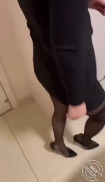 海角社区 #海角_174663841002我也是不客气，直接开始进入正题，我脱下她的内裤，帮她舔逼，可能很多兄弟们没有试过，她的逼一点味道都没有，还有点香香的!我还没舔多久!她就出水了!接着我还没等她缓过来!我就扒开她的大腿，对准她的淫穴!在人妻的喊叫声中!直接怼了进去!阿啊啊啊!少妇痛苦的声音在房间里弥漫!我都怕她孩子听到了!我享受着她的肉体!啪啪啪啪啪!我抽插的很快!她也很配合，疯狂淫叫!我的鸡巴在她的淫穴里进进出出!湿漉漉的嫩穴被我暴力抽插!我干的越来越快!突然，她的手机响了，是她老公，少妇说：要不