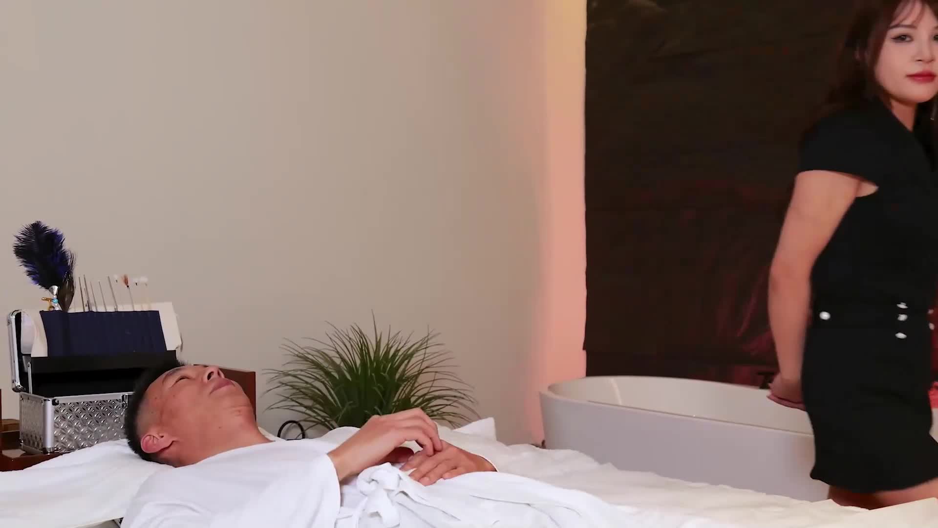 #SPA #按摩 #技师柔式按摩_66号露露黑色护士装扮中间换黑丝短裙贴身按摩