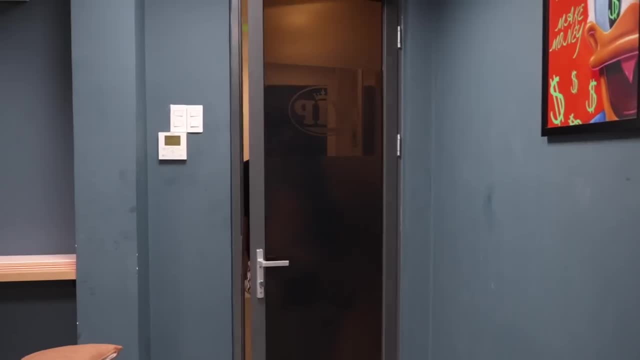 #按摩 #采耳越南按摩店女技师一笑倾城，妹子主动约宵夜！精神与肉体高质量的一场按摩！