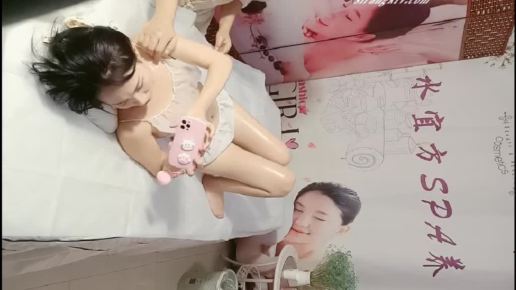 #SPA #按摩 #男技师性感御姐SPA按摩，被男技师摸一点都不觉得还在玩手机，后面直接被插入，小小按摩床被玩出了花样！
