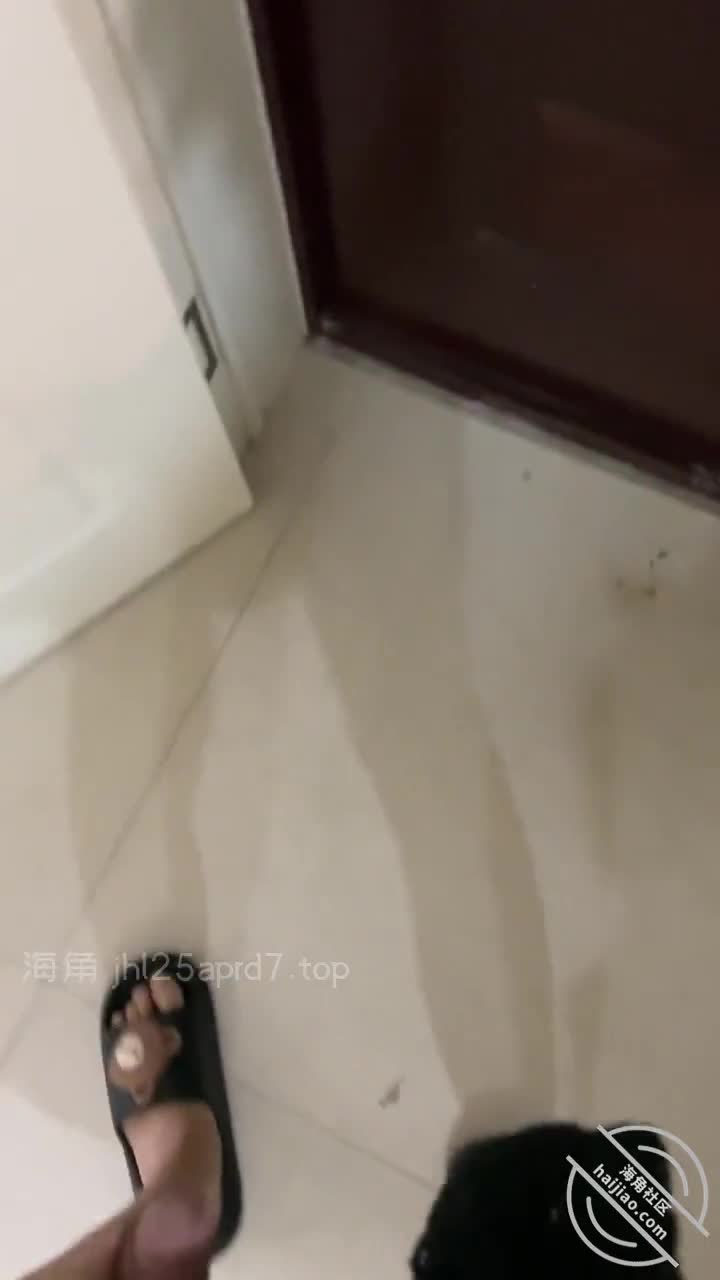 海角社区 #我的巨乳亲表姐进门二话不说就让我姐蹲下舔吃鸡巴，一边吃我一边问我姐一些骚话！差点让跟我姐一起上楼的邻居看见！在门口操了我姐姐嘴一会，觉得不安全，然后我吧我姐叫到了屋里开始整！还没进屋我姐就想尿尿，估计是在外面憋坏了！尿完尿我姐就进来了，她知道逃不过我，哈哈！我躺床上让我姐开始伺候我！各种舔鸡吧，操奶子！我和我姐都上性了，各种骚话，对白，真是骚的没边了！我姐被我勾引的一直想让我插她，我说还不行呢，别急！然后我开始操我姐的奶子，让我姐在床边蹲着，我开始疯狂的操！操的我姐脸都红的不行了！然后我就让我