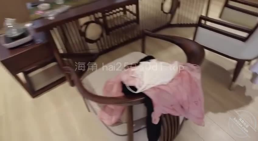 海角社区 #我和娇妻的日常原创视频 把老婆灌醉，在她旁边爆操传JK的闺蜜不过我不能放过这个机会呀，趁着老婆喝醉，在她旁边把她闺蜜上了其实我刚开始也犹豫了，害怕老婆醒了这个事这么办，不过看着她闺蜜躺在哪里，露着大长腿，真的太难受了最后还是小头控制了大头，大不了就是死，也不能亏待自己的小兄弟呀哈哈 不过结果还是好的，老婆没有醒 也没有发现什么，不得不说，老婆的闺蜜那个大长腿 真的过瘾呀，就是可能真的性经历比较少，口交也不是很舒服，看来还需要调教呀，现在最大的问题就是老婆不知道这个事，老婆要是知道我还能让老婆教