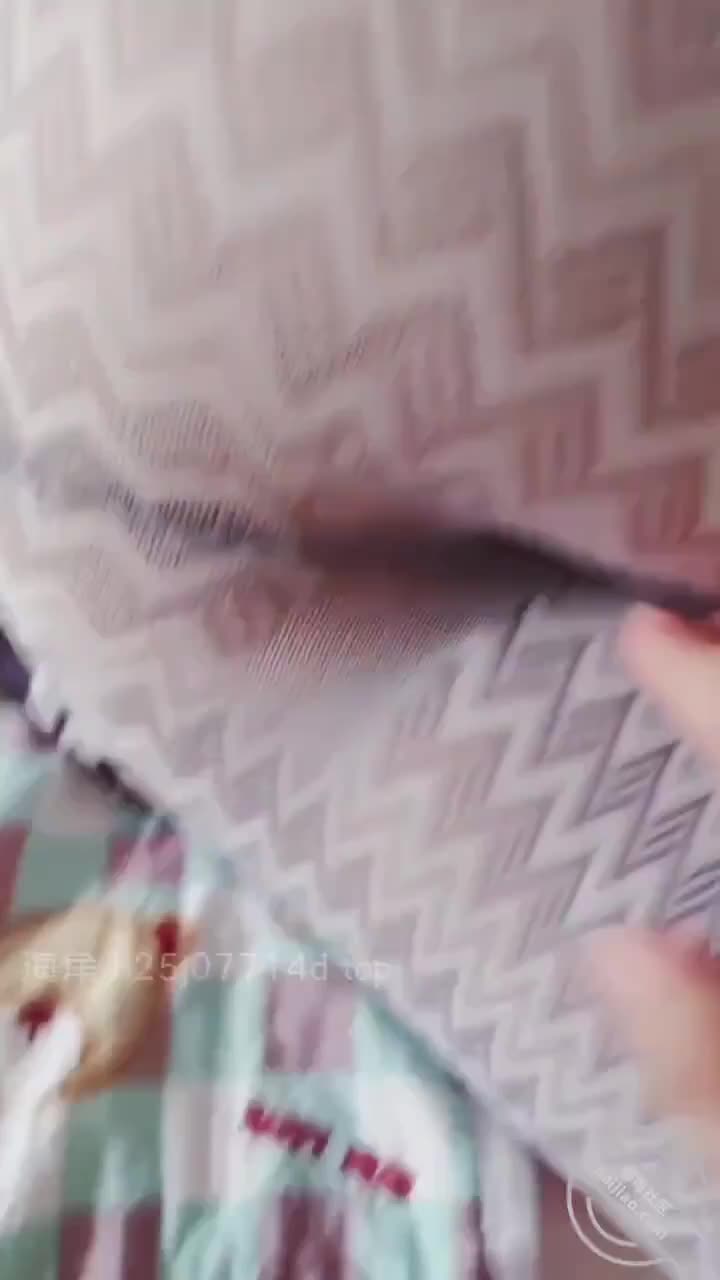 海角社区 #熟控大胖原创！公司团建后搞人妻熟女领导贺阿姨，暴力揉捏领导的紧B淫水四溅我用一根手指插阿姨，然后两个，三个，最后差不多整个手都塞了进去了，太神奇了，感觉阿姨的屄真有韧性，我的手指都够到了阿姨最里面，摸阿姨的宫颈和屄的最深处，然后阿姨被我的暴力摩擦给搞得开始有反应了，呻吟着，叫着，但是张开的屄被我用手疯狂输出着，屄的水溅的到处都是，我一边狂玩阿姨的屄一边自己撸着鸡儿，差点都撸射了。因为我看着被我这么搞的贺阿姨，我就想到她在公司的样子，想到那么多老色鬼把她当女神捧着的样子，就特兴奋，阿姨被我摸的嗷