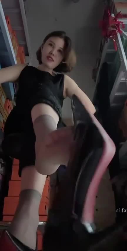 抖音 #小阿姨馨爷 十万粉丝付费少妇小母狗定制，福利女王丝足高跟言语骚话调情，无内丝袜肉丝诱惑，短发熟女也是更带劲更有风味