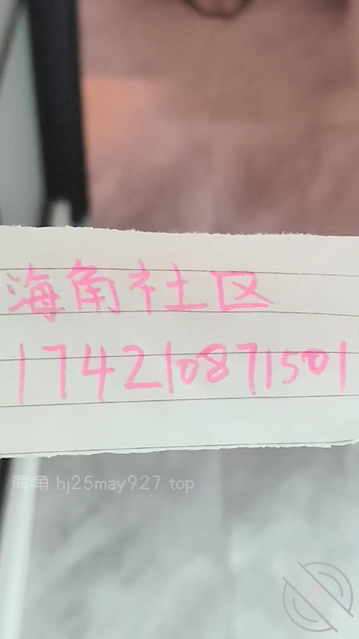 海角社区 #相依为命的母子在我姨背后偷偷操我妈，紧张刺激的要死！！然后我就开始小心翼翼的在我姨背后慢慢搞我妈，就这样逐渐的一边看着我姨的背影一边操着我妈，刺激的不行，我妈特怕叫出声，她几乎全程都在用力捂着自己的嘴巴，很怕一不小心就被我操的大声呻吟出来！我妈也绝对是第一次干这种事，给她爽的不行，刚插进去淫水就泛滥了，而且她还一直不停的用力夹我鸡巴，感觉她这样应该是太紧张了，给我妈操的脸上全是汗，头发都被打湿了，这次肯定不是累的，就是觉得她太紧张了，如果有等级那我妈的紧张程度绝对是最顶级的！