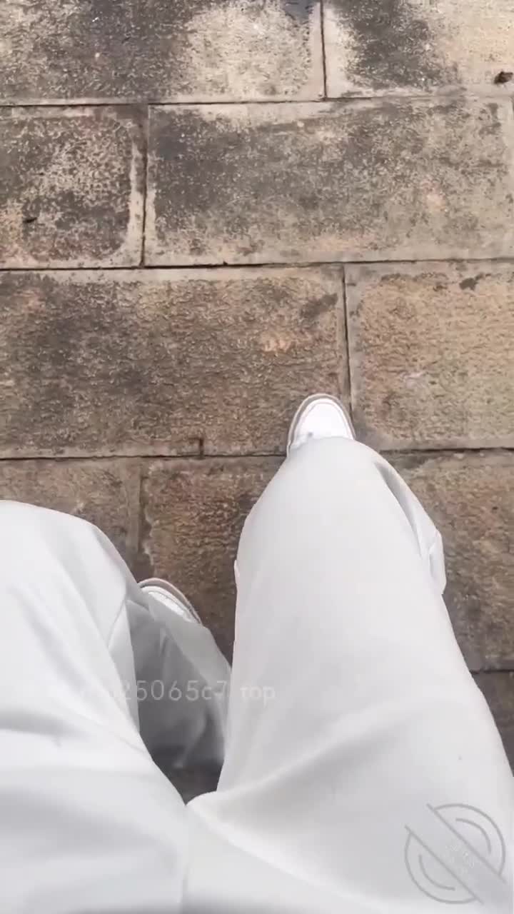 海角社区 #奶子即正义美容店里强上翘臀老板娘,拉到厕所就是一顿爆操,给兄弟们吃点好的刚开始我是没打算和她做什么的,单纯想着好久没见她了,慰问一下寒暄几句,可能她看出来了,不想让我扫兴,主动问我是不是想她了,要不要等她下班,如果我愿意等她下班的话,她可以好好犒劳一下我~我当时一听眼睛就放光了,刚好预约的客人还没到,她的同事又都出去买东西了,当下脑子一热拉着她就进了卫生间,因为她同事就在附近,随时有可能回来,时间有限,我根本顾不上调情和她的感受,刚进厕所我就揪着她的头发按到胯下,揪着她的口发替我口交,口硬了我