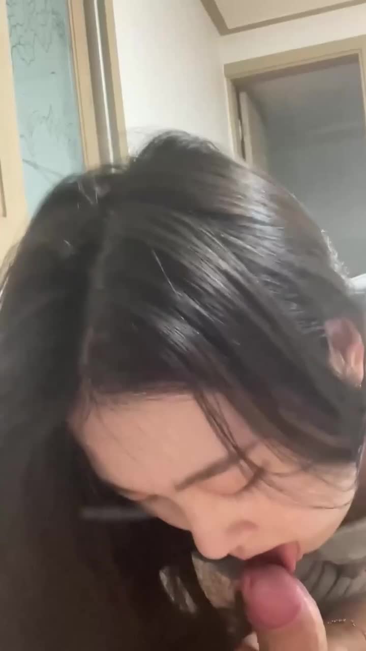 极品素人少妇舔功了得，估计大多数人还没插进去就能被舔射 插入的时候能看得出来非常的享受大肉棒 尝试翻白眼太可爱了