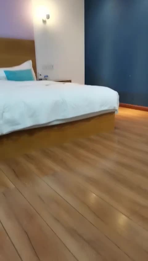 #熟女 #乱伦约表姐开房间打炮 表弟早就想和表姐深入交流一下 开始表姐还不情愿，在弟弟的强烈攻势下表姐逐渐露出母狗本性，口一会抓起大鸡吧就忘小穴里塞 干完不满足又抓起大鸡吧吃了起来