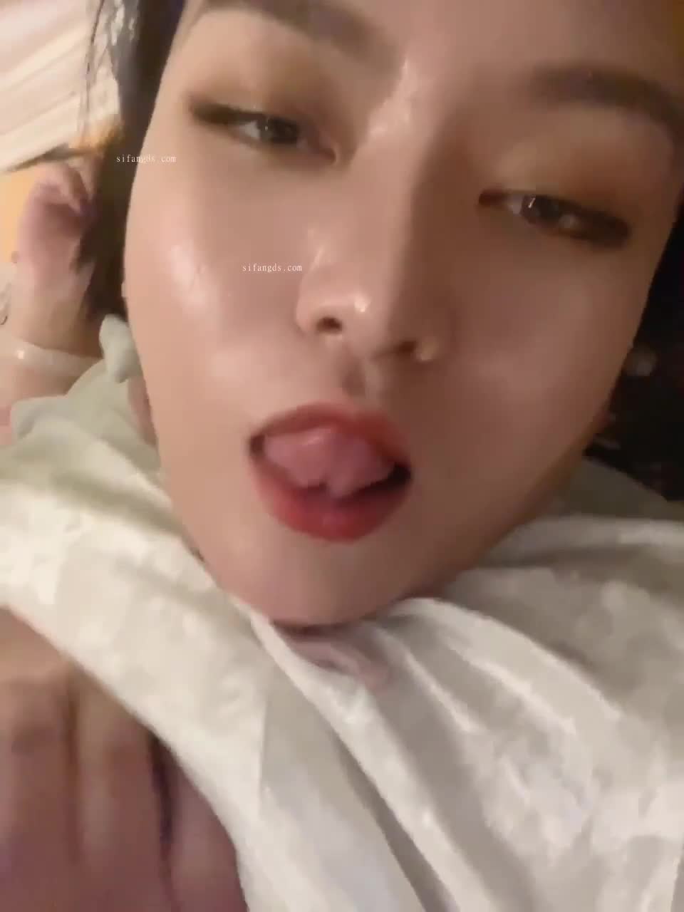 巨乳肥腻熟女露脸性爱口交，穿上情趣内衣大肉棒直接塞进骚逼里面，果然是欠操的骚母狗，淫叫声听出来非常享受和满足