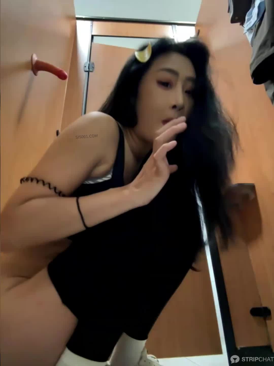 2048.vip-公厕手淫】linger-露脸170大长腿兼职嫩模 男厕嗅着荷尔蒙的气息 跳蛋疯狂震逼尽情高潮痉挛夹腿 太刺激腿都抖软