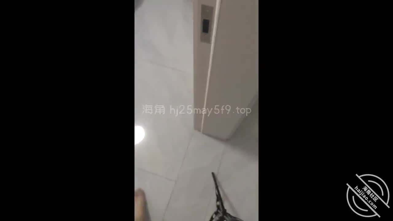 海角社区 #海角_174833170401嫂子这个身材谁受得了啊，我一直问她以前兼职当模特的时候有没有让摄影师操过，她一直支支吾吾，这下我是确定一定被操过，这不，拍着拍着受不了了，先让嫂子灵活的舌头和丝袜美脚忙活起来吧，嫂子说给我口交下面也会湿，那既然都开始了那就得把嫂子扔床上开操了，这次嫂子的淫水潮喷的更激烈了，刚洗的床单又得换了哈哈哈