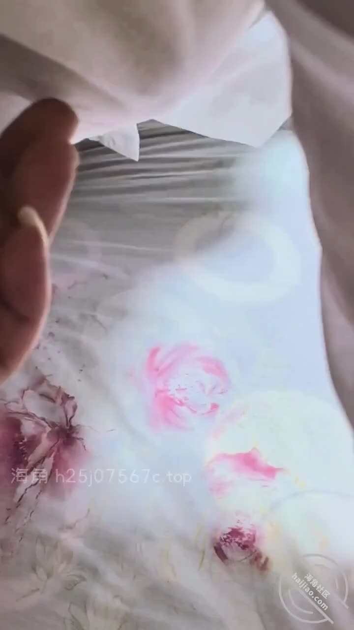 海角社区 #海角_173880921601骚妈火力全开，在床上搔首弄姿，欲罢不能相比之前，这次骚妈主动的让我感觉性福来的太突然，身体本能的冲撞的欲望。甚至抓住骚妈的头发拉扯着撞击，她显然更加的兴奋了。大家对于我骚妈的转变有什么看法，在床上的表现如何？可以评论告诉我..