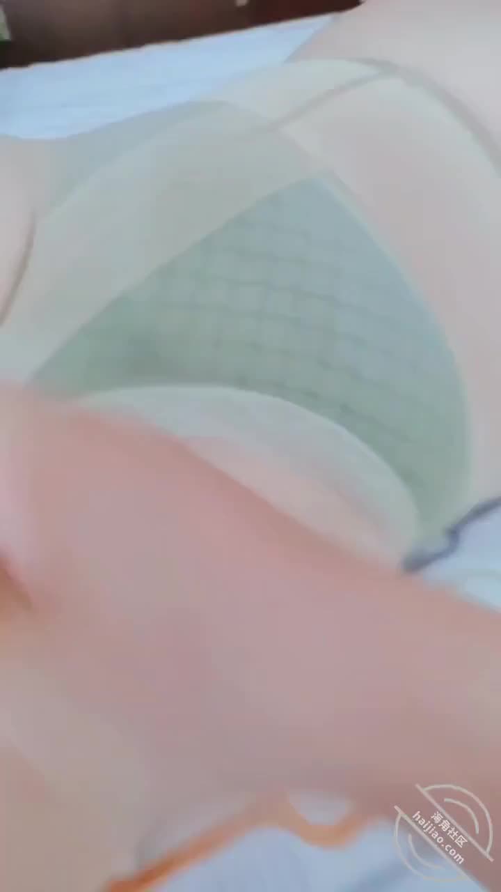 海角社区 #熟控大胖熟女老板娘邢姨的脚好性感，我用姨的高跟鞋把她给弄高潮了，太太刺激了邢姨来我这还有点害怕呢，紧张兮兮的样子，我上去就想直奔主题，她还有点抗拒的意思，我就让她坐着休息和她说话，说我家就我自己不会来人的，聊了一会才放松了然后翘二郎腿，我一看她这脚就受不了了，就过去亲她嘴，摸她腿，捏她奶子。然后把裙子给撩起来，把奶子也给她扒出来，把被我蹂躏完的邢姨给推到了床上，答应给她买礼物后就让她尽情让我把玩。看着邢姨的大白腿，我感觉自己瞬间精力充沛了。把邢姨丝袜内裤给剪了个洞，露出了邢姨的穴，邢姨的虽然老