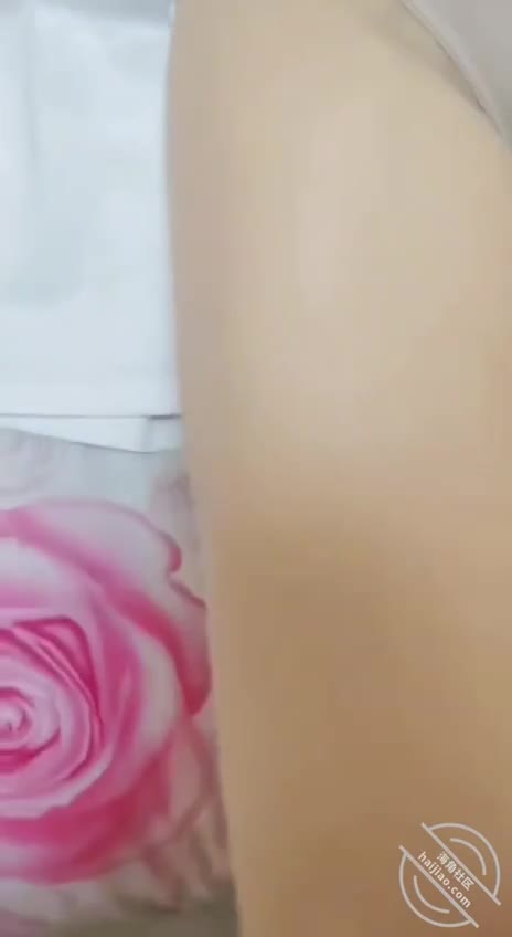 海角社区 #月半爱女马我的舅妈52岁肥女医生，丝袜大奶像小母猪被我插的高潮乱叫我说舅妈宽衣解带样子好漂亮，把舅妈夸的美滋滋，然后就站那里让我拍，然后拍着拍着，我鸡就硬了，就把舅妈推倒床上，把舅妈给肏了，舅妈很久没被肏，肥屄水特别多，各种姿势轮番上阵，把舅妈插的像母猪一样，高潮了好多回，太刺激了。