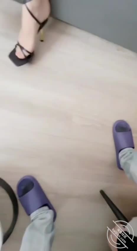 海角社区 #海角_174958193301满脑子的淫念一股脑就是告诉我操死这个骚逼，我一下抱着小妈往卧室走，小妈见状叫着你要把我去哪里，我不说话，进了房间一下把她扔在床上，我自顾自的脱下了衣服裤子露出了早已坚挺如钢棒的大鸡吧，小妈见到大鸡巴一下就软了，捂着脸让我强行脱下了丝袜包臀裙，我也顾不上什么片里的前戏，我刚脱下来的时候小妈还试着反抗了一下，但当我对着骚穴摩擦了几下，小妈就受不了了，让我狠狠插了进去，我由于没怎么玩过女人，心里太想小妈肉体了，没坚持住五分钟就被小妈蜜穴夹喷了，满满的精液灌进了小妈的蜜穴