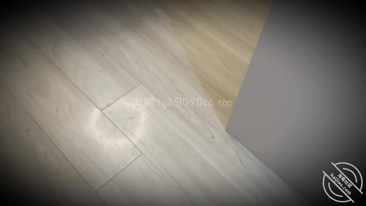 海角社区 #姐姐的奶味姐夫喝醉在客厅睡着了，我去老姐房间悄悄干了一炮，真他么刺激姐姐穿的内衣是红色的很性感，估计是特意帮姐夫准备的，可惜只能被我捷足先登了。姐姐边拖衣服，骚话连篇。最后直接帮我乳胶，姐姐的巨乳包裹我的鸡八绰绰有余，整根鸡八都没入姐姐的巨乳里面了。姐姐的肚子已经不太适合传统体位了，于是姐姐侧躺着，我轻轻地插入。姐姐感受到了久违的快感。开始骚话连篇，不用我教就开始喊我爸爸。我一边用力干姐姐，同时也留意着要姐姐，不要太大声，万一惊动姐夫就全完了。看着姐姐的巨乳随着我的抽插有节奏的甩动，好似有了自