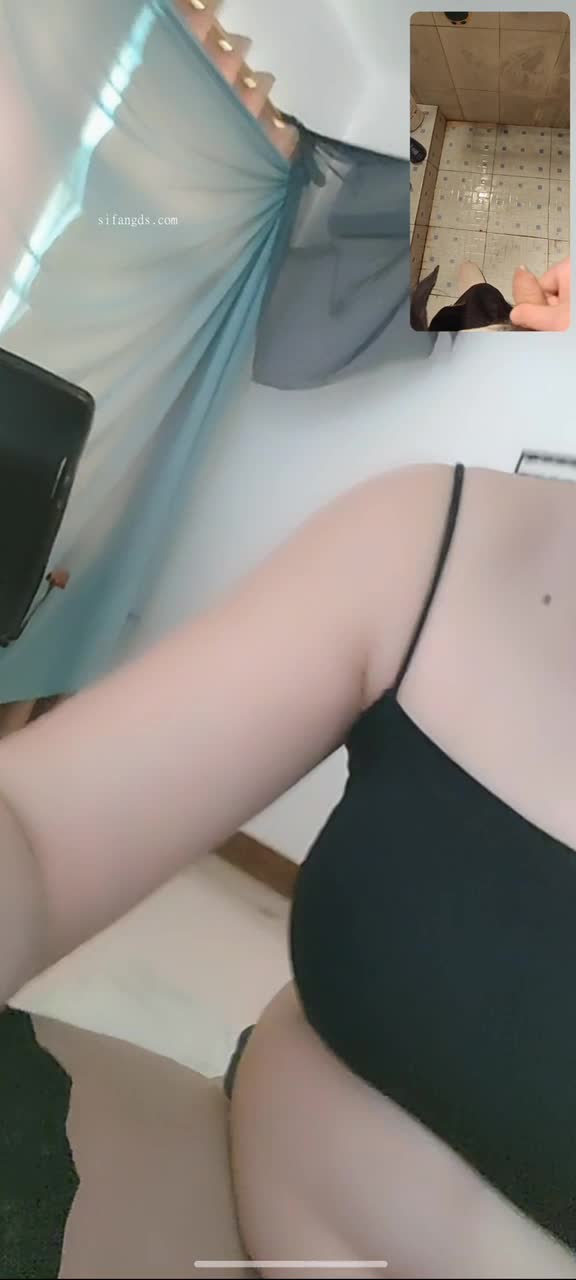 快手菲菲定制1对一视频，大奶大屁股熟女配合镜头互动，骚劲十足，估计好久没满足了，完全就是一个欠操的骚母狗