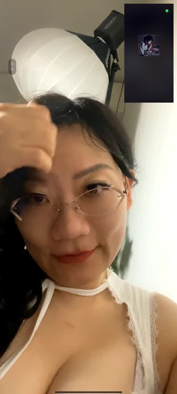 抖音于丹付费定制，平时发的作品斯文的很表面钢琴老师私下开会议双视角跟大哥1对1视频，妥妥的反差婊一枚，身材非常棒，情趣内衣肥臀包臀裙诱惑