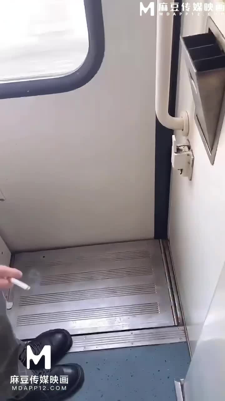 通往性福的班次️淫荡御姐在火车上色诱抽烟的小伙 直接在厕所打炮啪啪后入榨精 太刺激了这种艳遇