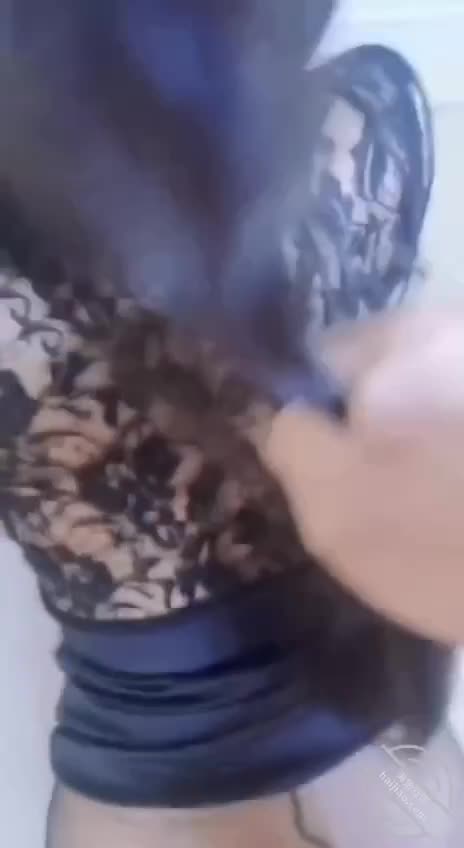 海角社区 #亲姐的诱惑麻将桌上狂插姐姐嫩逼一幅欠干的骚样子浪叫不止逼水喷洒一地为了更直观的感受到姐姐的骚样子，我也学起了别人让姐姐躺在麻将台上扣逼，这样既能保证姐姐的安全，也能看到姐姐的骚样子，我感觉这些天没能吃上欲也值了，这又是方纵的一个晚上，情欲上来了姐姐也像个听话的小母狗，自己揉奶子，结果自己把自己调情的哼哼唧唧，后来她掰开自己的小嫩逼，仿佛让我插她似的，那种感觉别提多么有成就感了，谁能想到，外边的时候外表这么清纯的一个女人，到了床上在自己弟弟面前是这样的人，这种极大的反差让我感觉我不开发调教姐姐这