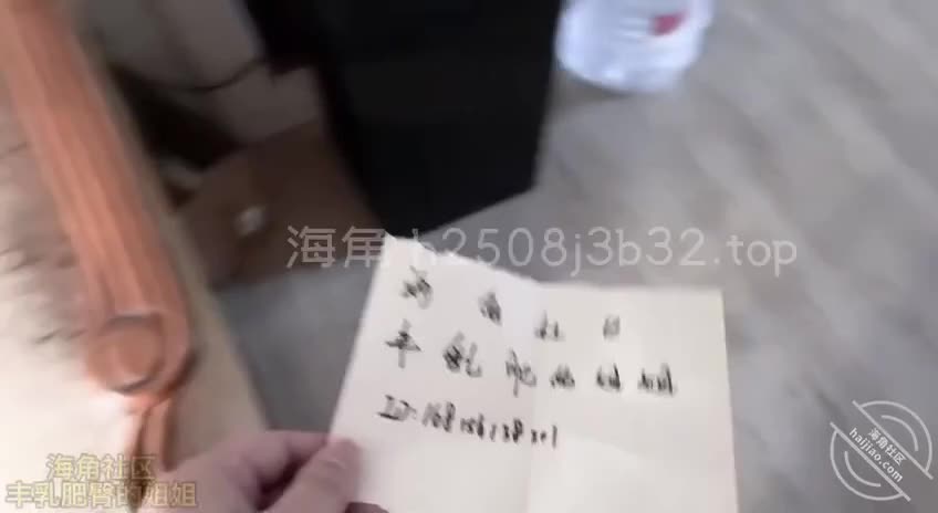 海角社区 #丰乳肥臀的姐姐爸妈不在家，跟姐姐在沙发上做爱，吧姐姐操得直呼想尿尿都说女人三十岁如狼，四十岁如虎，姐姐现在三十出头，她刚回来那天刚做过，今天来到家里感觉很饥渴的样子，我在家没有出门，姐姐来的时候我还在床上躺着的，所以也没穿衣服，我知道是姐姐来了，所以我没穿衣服就直接出来了，还没等我寒暄两句呢，姐姐直接就蹲下来扒我的内裤我当时真的一点心理建设都没有，就跟之前有一次也是（老粉应该都知道），我大早上都还没有睡醒呢，姐姐看爸妈都出去了，想要得不行，直接就到我床上给我口醒了，这次也是一样，我还没准备好呢