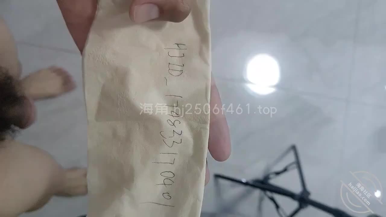 海角社区 #海角_174833170401给嫂子准备了很多情趣内衣，嫂子选了连体黑丝，果然穿啥啥骚前段时间和嫂子闹别扭，但是上次通过一套空姐制服的性爱化解了，别人是穿啥像啥，嫂子是穿啥啥骚，而且每次在操嫂子的过程中都能试出来她要喷水，就是操着操着感觉插不进去了，一股水往外喷，你拔出来的瞬间就能呲一身。操过不少女人了，嫂子这样的是头次见，估计各位海友能见到喷这么多水的女人的机会也不多。