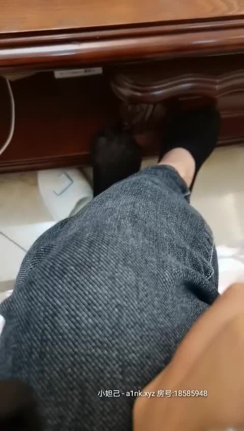 如何把熟女搞到床上，性感女房东穿着制服丝袜高跟鞋，看到她的那刻起就想着今天必须拿下她 最强嘴皮子手嘴并用的猛烈攻势下女房东还是没忍住诱惑 熟女做起爱来可真是够疯狂的