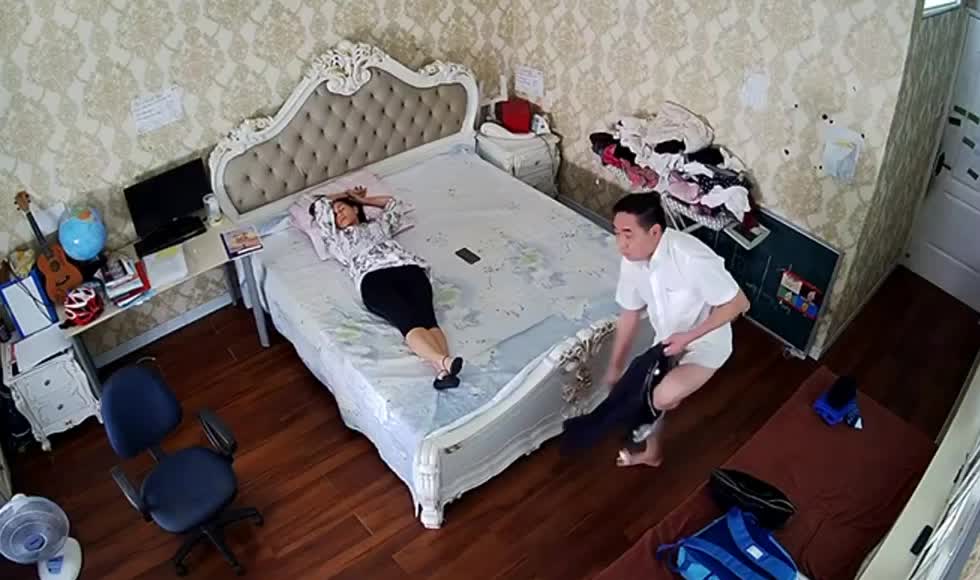 稀缺甄选：破解入侵盗摄居家摄像头真实记录中年领导午休时间回家和美女老婆打一炮，各种花样爆操骚妻，刺激的一批 #家庭摄像头 #夫妻 #偷窥